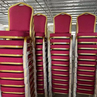 Chaise de banquet d'hôtel empilable de luxe avec coussin en éponge, design moderne pour les mariages, les dîners, les bureaux et les événements commerciaux