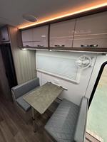 Caravane de camping familiale bicolore noir et argent avec auvent en aluminium pour la vie mobile