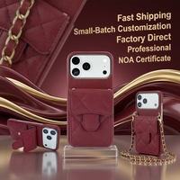 Élégante coque de téléphone matelassée en similicuir avec porte-cartes à bouton-pression et chaîne bandoulière métallique détachable pour iPhone 17/18 Pro Max