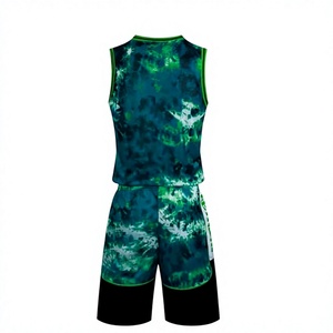 Ensemble de maillot de basket sublimé pour homme, vert tie-dye, débardeur sans manches avec short à taille élastique, évacuation de l'humidité, athlétique. - Product Image 3