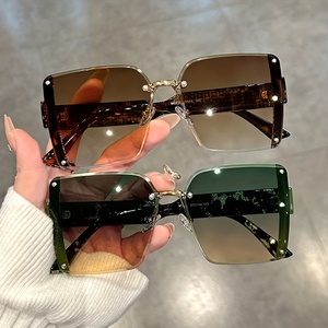 Gafas de Sol Polarizadas con Gradiente, Sin Montura, Extra Grandes, Casuales, de Moda Z113 para Hombre y Mujer - Product Image 3