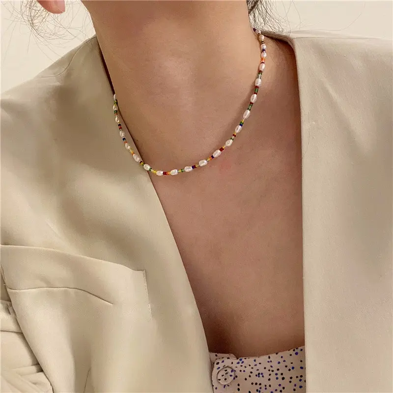 Collar de plástico con perlas de agua dulce para mujer, gargantilla de arcoíris de Diseño popular