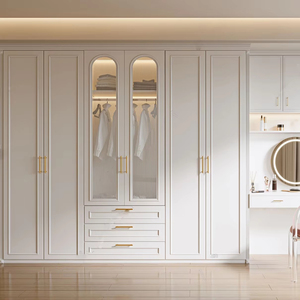 Armoire Balom personnalisable de style français moderne et classique avec <span class=keywords><strong>portes</strong></span> en verre cintrées et intégration en bois massif pour chambre à coucher - Product Image 1