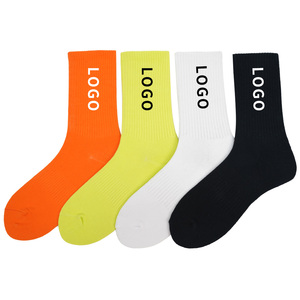 Calcetines <span class=keywords><strong>Uron</strong></span> de alta calidad calcetines blancos para hombre 2024 calcetines personalizados populares de Zhejiang - Product Image 1