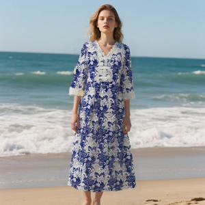Caftán vintage con estampado de ondas y ribete de encaje blanco, corte holgado, vestido largo para vacaciones o resort. - Product Image 3