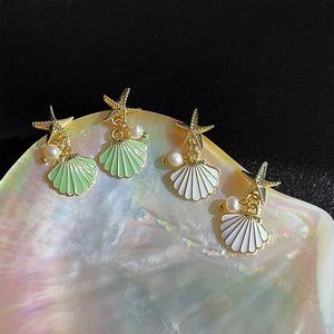 Boucles d'oreilles tendance en acier inoxydable plaqué or 14 carats de haute qualité pour amoureux et amis, motif étoile de mer, coquillage et perle d'imitation, collection Sophie - Product Image 1