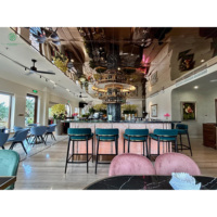 Comptoir de bar contemporain en marbre avec éclairage LED, porte-bouteilles suspendu, tabourets de bar en velours pour restaurant, salon, projet de bar commercial