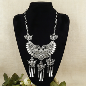 قلادة مياو الفضية المزدوجة على شكل طاووس للجنسين، قلادة همونغ عرقية مميزة بتصميم ياقة وشاح، مزينة بشرابات على شكل فراشة ومخروطية، هدية بوهيمية عتيقة - Product Image 1