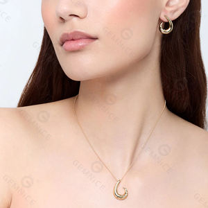 Boucles d'oreilles en argent 925 Gemnel avec perles de coquillage cultivées, faites à la main, avec collier assorti. - Product Image 5