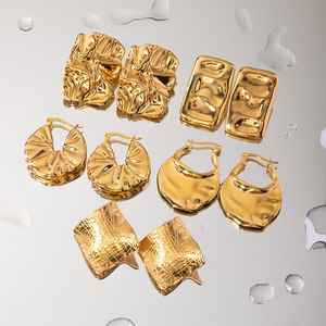 Boucles <span class=keywords><strong>d</strong></span>'oreilles polyvalentes à la mode pour femmes <span class=keywords><strong>en</strong></span> <span class=keywords><strong>forme</strong></span> <span class=keywords><strong>de</strong></span> marteau pliant <span class=keywords><strong>en</strong></span> acier inoxydable 18 carats à la frontière - Product Image 4