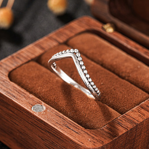 Anello Minimalista a Forma di V per Donne, Elegante Gioiello da Dito per Uso Quotidiano - Product Image 6
