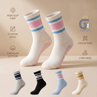 Chaussettes de Pilates personnalisées antidérapantes en coton premium, chaussettes de yoga côtelées rayées pour femmes OEM ODM