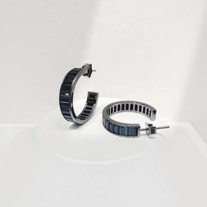 Pendientes de plata de ley 925 personalizados con circonitas cúbicas, diseño geométrico simple, estilo western, tendencia 2026 - Product Image 1