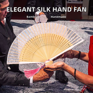 Hermoso abanico de mano de bambú Retro de alta calidad tallado pintado diseño de arte popular superficie plegable encaje <span class=keywords><strong>boda</strong></span> tema Hunan origen - Product Image 2