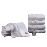 Ensembles de serviettes de luxe blanches en éponge avec logo brodé 100% coton personnalisé pour les équipements de spa ensemble de fournitures d'hôtel linge de lit d'hôtel