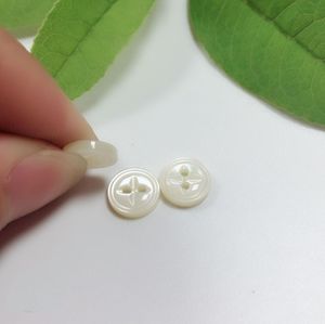Bottoni per Camicette Personalizzati con Logo Inciso, in Madreperla Bianca, a 2 Fori, Eco-Friendly, Design Farfalla e Occhio di Pesce - Product Image 5
