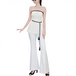 Ensemble deux pièces élégant pour femme, haut sans bretelles à volants et pantalon évasé, 100% polyester - Product Image 1