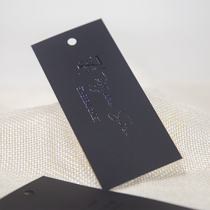 Özel yumuşak dokunmatik siyah kağıt giyim salıncak etiketleri nokta UV kabartma logosu giysi etiketi bebek için - Product Image 3