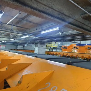 Hậu cần thương mại điện tử bưu kiện phân loại Hệ thống băng tải vòng chéo vành đai máy để phân loại các gói - Product Image 6