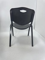 Chaise empilable en plastique noir avec poignée pour salle de formation, conférence et école