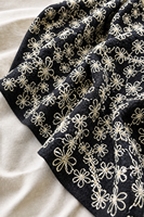 Tissu en polyester épais tricoté doux beige avec broderie florale de rêve, motif de fleurs ajourées, base en feutre noir pour filles - Vente en gros