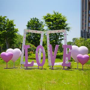 Escultura de Fibra de Vidrio Moderna y Ecológica con Marco de Corazón para Fotos de Celebridades de Internet, para Exteriores, Personalizable - Product Image 1