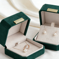Boîtes à bijoux en velours haut de gamme personnalisées avec plaque en métal - Étui de rangement personnalisé avec logo gravé pour l'emballage de bijoux de luxe