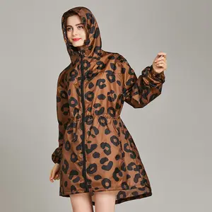 Chaqueta de lluvia de poliéster elegante empacable con estampado de leopardo personalizado de alta calidad, cortavientos transpirable para exteriores, impermeable para mujer