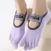 Chaussettes de yoga à cinq doigts antidérapantes de couleur unie pour femmes Longueur de l'équipage absorbant la sueur avec logo de trampoline de marée arrière sur le corps