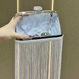 กระเป๋าคลัตช์โพลีเอสเตอร์มีพู่ห้อยกระเป๋าแฟชั่นสำหรับผู้หญิง7สีเหมาะกับทุกการใช้งานทุกวัน - Product Image 3