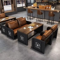 Ensemble de meubles de style industriel, banquettes de bar, canapés, tables pour bistro, café, librairie, salon de thé, taverne