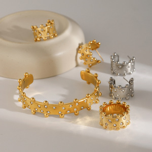 Ensemble de bijoux en acier inoxydable en forme de couronne avec incrustation de diamants pour fête, bague en forme de C, boucles d'oreilles et bracelet en or et argent - Product Image 4