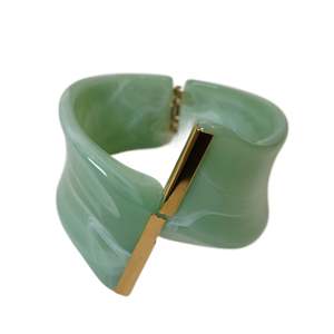 Brazalete de Moda en Acero Inoxidable 316L con Baño de Oro PVD, Sostenible y Resistente - Product Image 1