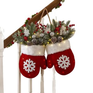 Guirlande de Noël en forme de gant et de chaussette avec baies, pommes de pin et ornements, alimentée par prise, décoration de vacances faite à la main - Product Image 5