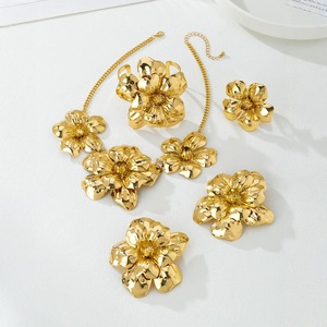 Orecchini, collana, bracciale e anello con grandi fiori in metallo tridimensionale. Orecchini a Fiore Dorato Esagerati per Donne NSD-113 - Product Image 4