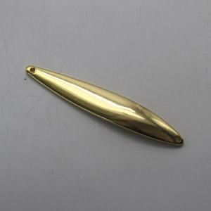 เหยื่อปลอมคุณภาพสูง OEM และมีสินค้าในสต็อก เหยื่อโลหะแบบช้อนรูปหัวใจสีแดง พร้อมขนนกและตะขอสามทาง - Product Image 6