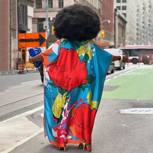Robe décontractée ample à manches chauve-souris imprimée roses rouges colorées et motif africain bleu pour femme 2026 – Idéale pour les vacances - Product Image 2
