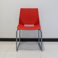 Chaise d'école empilable à 4 pieds avec structure métallique