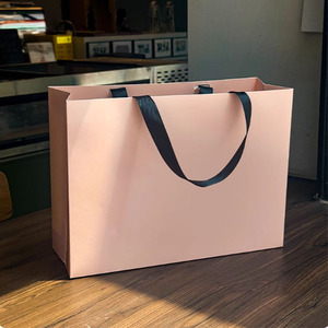 Sacs de courses écologiques et élégants en papier kraft ivoire avec logo personnalisé, sacs fourre-tout cadeaux pour le commerce de détail, adaptés aux sacs à vêtements, pas chers - Product Image 1