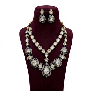 Ensemble collier et boucles d'oreilles chic plaqué or avec cristaux pour femmes, pour mariage ou soirée, bijoux en alliage avec strass taille poire - Product Image 2