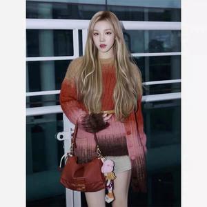 Europeo 2025 Otoño Invierno nuevo estilo Song Yuqi mismo estilo acrílico gradiente suéter cárdigan abrigo mujer largo versátil - Product Image 4