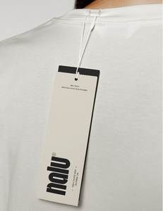 Etiquetas colgantes de papel de lujo reciclado personalizadas con impresión UV y logotipos en relieve y etiquetas de ropa de lujo - Product Image 1