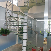 Escalier en colimaçon moderne préfabriqué en acier inoxydable 304/316 pour extérieur, avec marches en bois massif, garde-corps en verre/câble et éclairage LED intégré pour les marches