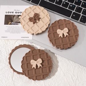 Espejo de Maquillaje de Bolsillo Redondo Pequeño con Diseño de Galletas Waffle, Espejo Cosmético Portátil de Doble Cara - Product Image 4