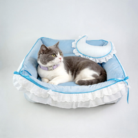 Canapé pour animaux de compagnie élégant avec décor en dentelle, coussin en forme de croissant, nid douillet en peluche, design nœud papillon pour petits chiens, lit de repos intérieur pour animaux de compagnie