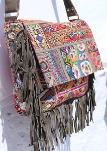 กระเป๋าแบนจาราแท้สไตล์วินเทจ - กระเป๋าโท้ทงานแฮนด์เมดลายปะติดชนเผ่าอินเดีย พร้อมงานกระจกเงา ของขวัญวันครบรอบสำหรับเธอ - Product Image 3