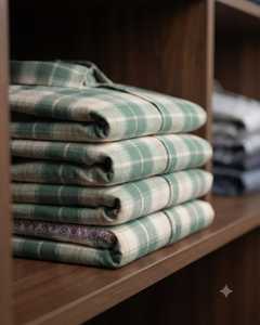 เสื้อเชิ้ตผู้ชาย LAFAR เนื้อผ้านุ่ม ลายตารางใหญ่ สีฟ้าเขียวและสีแดงเลือดหมู แขนยาว สวมใส่สบายๆ ติดกระดุม - Product Image 4