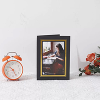 En gros, Porte-photo pliable en carton noir avec bordure dorée, idéal pour mariage, remise de diplôme, fête, studio, événement, ou comme cadeau ou souvenir.