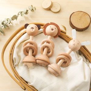 Jouet de dentition Montessori parfait pour nouveau-né, fait main en bois biologique, hochet pour bébé - Product Image 1