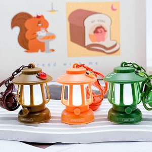 พวงกุญแจโคมไฟน้ำมันก๊าดพลาสติกดีไซน์สร้างสรรค์ทันสมัย ให้แสงสว่างสำหรับตั้งแคมป์ เหมาะสำหรับนักเรียน คู่รัก ตกแต่งกระเป๋า สไตล์เทรนดี้ - Product Image 3